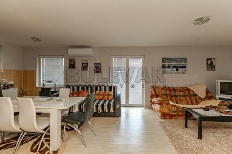 Stambeno-poslovni  objekat  na  putu  ka  Malošištu, 200 m2, plac  3.439 m2