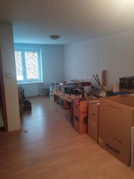 Kuća u Kragujevcu, naselje Vašarište - površina 89 m2, u osnovi, dva pomoćna objekta 43 m2 I 27 m2, 