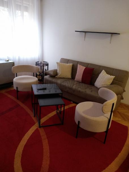 Izdaje se dvosoban stan kod Saborne crkve, 56m2