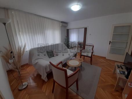 Izdaje se dvoiposoban stan u strogom centru, nadomak pešačke zone, 54m2, cg
