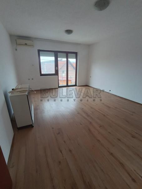 Izdaje se stan u kući na Ledenoj steni, 74m2