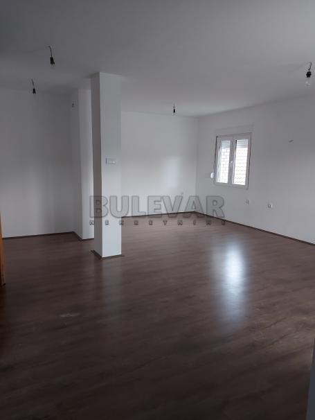 Izdaje se stan u kući u Brzom Brodu, 117m2