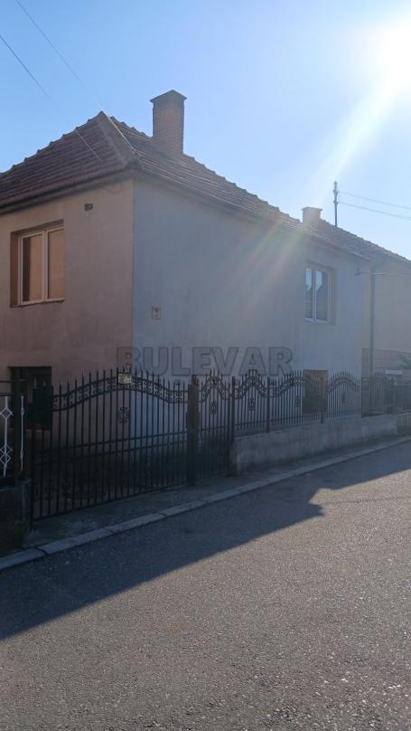 Porodična dvospratna kuća u Brzom Brodu