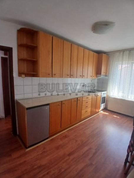 Izdaje se dvosoban stan u kući, u Cetinjskoj ulici, 68m2