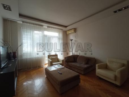 Izdaje se stan u strogom centru grada, 105m2