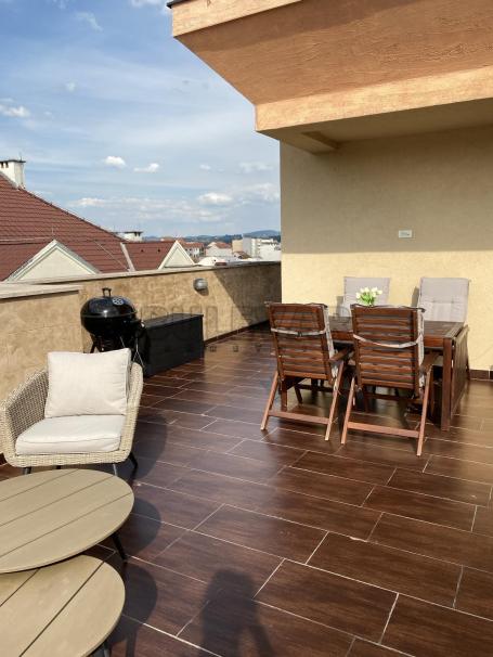 Stan penthaus u Kragujevcu, Erdoglija, blizina centra - površina 73 м2, plus terasa 75 m2