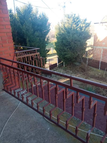 Kuća u Kragujevcu, naselje Opornica – osnova 54 m2, pomoćni objekat 61 m2, plac 512 m2