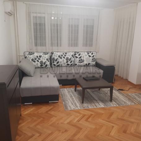 Izdaje se odličan stan u blizini Pravnog fakulteta, 54m2