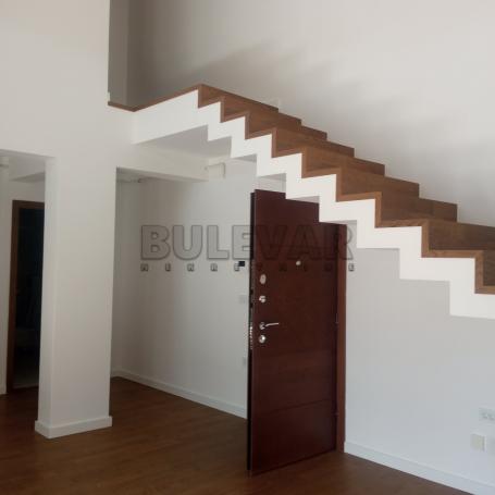 Odlična novogradnja - odmah useljiv neuseljavan duplex u Erdogliji sa dve spavaće sobe i dve terase