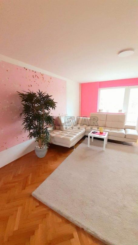 Izdaje se odličan četvorosoban stan kod Pravnog fakulteta, 110m2