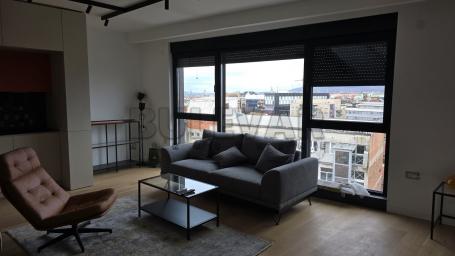 Izdaje se stan sa privatnim bazenom na krovnoj terasi, 83m2