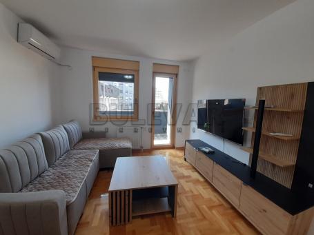 Izdaje se neuseljavan jednoiposoban stan kod Muzičke škole, 45m2