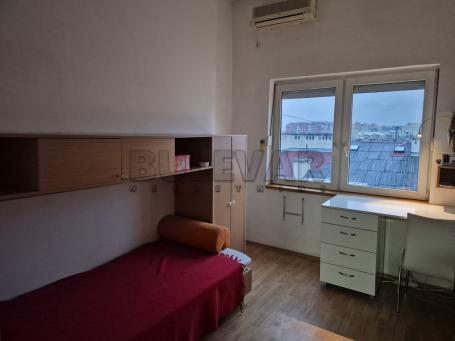 Troiposoban stan 64m2, Crveni Pevac
