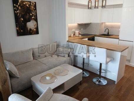 Izdaje se luksuzna garsonjera u kompleksu Planet residence, 39m2