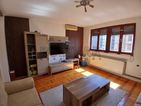 Odličan trosoban stan 75m2, kod Pravnog fakulteta