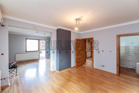 Renoviran  trosobni  stan  u  centru, II  sprat, 103 m2  plus  dodatni  prostor  u  suterenu  i  na 