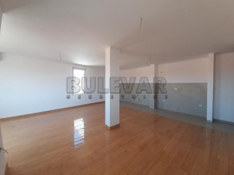 Izdaje se troiposoban nenamešten stan u Panteleju, 113m2