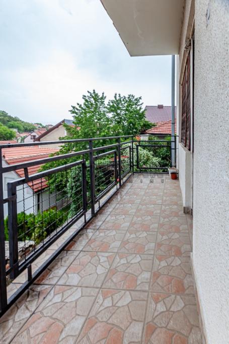 Na prodaju dvospratna porodična kuća