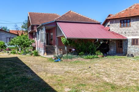 Kuća 80m2 sa dva pomoćna objekta na placu od 14 ari u Krušcu