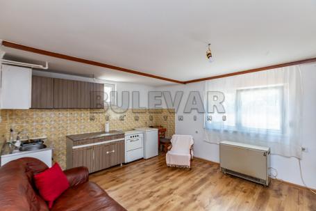 Jednoiposoban  stan  u  kući, prizemlje, deo dvorišta, 40 m2, Apelovac
