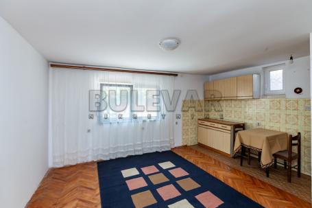 Jednoiposoban stan u kući, prizemlje, deo dvorišta, 40 m2, Apelovac