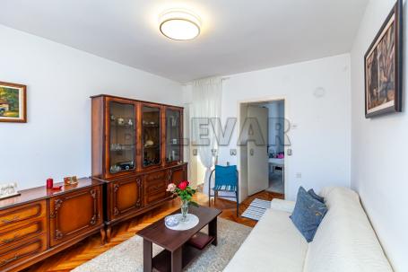 Jednoiposoban stan u kući, prvi  sprat, deo dvorišta, 38 m2, Apelovac