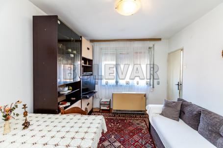 Jednoiposoban stan u kući, prvi sprat, deo dvorišta, 38 m2, Apelovac