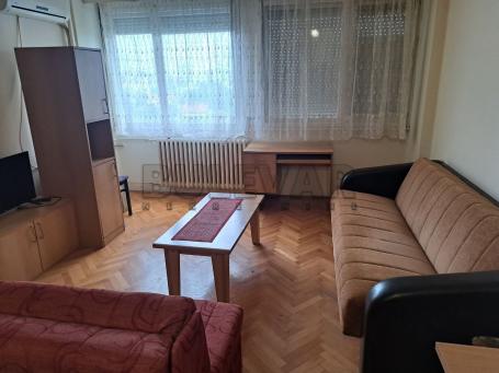 Izdaje se odlična garsonjera na Bulevaru Nemanjića. 29m2