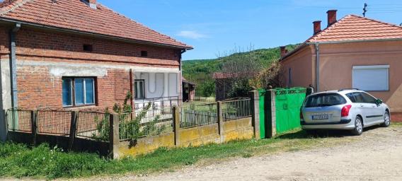 Seosko domaćinstvo, Gornje Brijanje, kuće 180m2, parcele 39.49a
