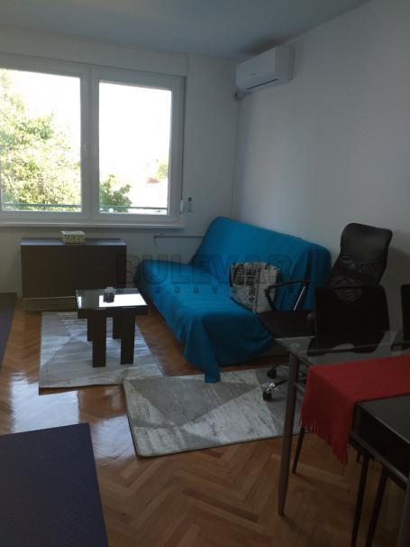 Izdaje se odličan stan na Bulevaru Nemanjića, 32m2