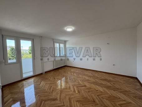 Izdaje se nenamešten dvosoban stan preko puta Gradske bolnice, 59m2