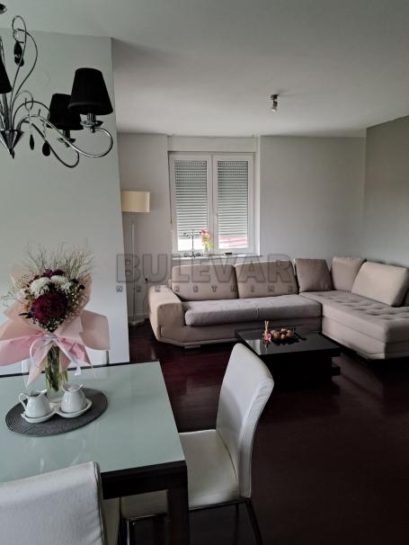 Trosoban stan 70m² sa liftom kod keja i Gimnazije 9. maj