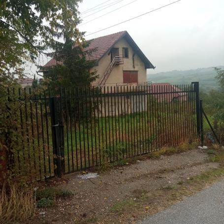 Izuzetna ponuda, dve zgrade, porodična 160 m2, pomoćna 70 m2, na placu 5596 m2 pogodnom za izgradnju