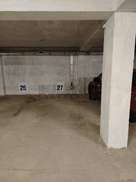 Izdaje se garažno mesto u Zetskoj ulici, 14m2