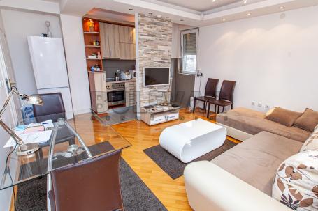Izdaje se LUX dvoiposoban stan, 65m2, IV sprat  kod Voždove škole!