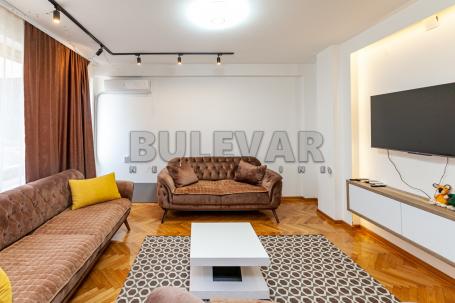 Trosoban  stan  , renoviran - sa  nameštajem  i  tehnikom, VII sprat, 75 m2, 
