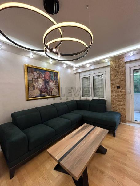 Dva spojena trosobna stana, na  drugom  spratu, lift, 155 m2, Palilula