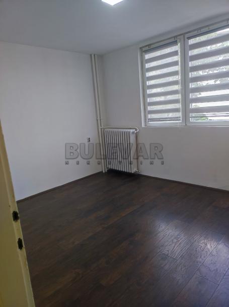 Izdaje se dvoiposoban stan u centru, 52m2, na trećem spratu