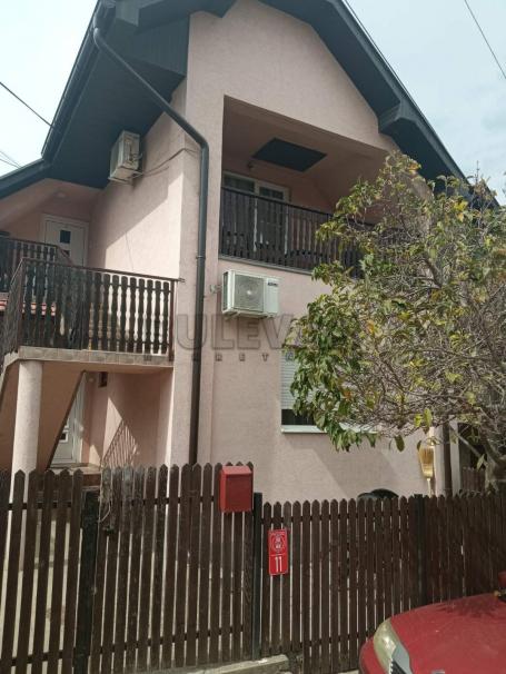 Kuća u Kragujevcu -200 m2, plac 4,04 ara