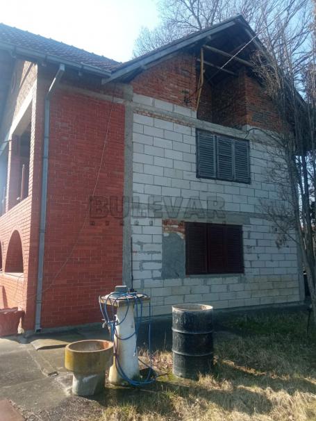 Kuća u Smederevskoj Palanci, 95 m2 u osnovi, plac 1674 m2