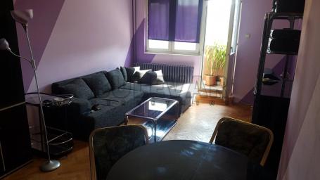 Izdaje se troiposoban stan na Sinđelićevom trgu 77m2!