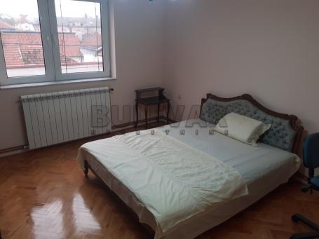 Izdaje se stan u kući u samom centru grada 99m2