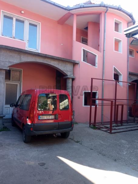 Izdavanje kuće u Kragujevcu, naselje Bagremar– površina 294 m2, plac 374 m2, pogodno za poslovni pro