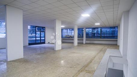 Lokal na dva nivoa s magacinskim prostorom