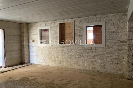Istra, Novigrad, skladišni prostor 621 m² na izvrsnoj lokaciji