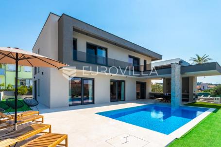 Brodarica, moderna vila s bazenom, 283,62 m²