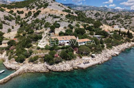 Jablanac, prvi red do mora, mediteranska oaza s bazenom u Parku prirode Velebit