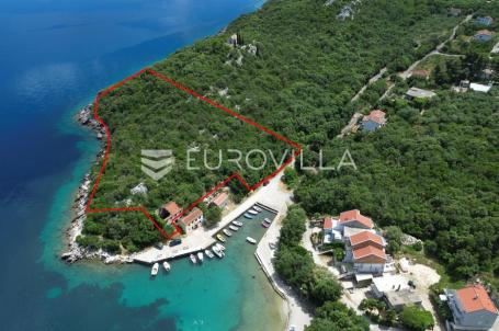 Pelješac, Osobjava, atraktivno zemljište, prvi red uz more