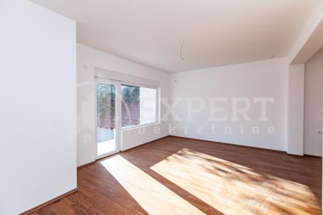 Stan, 68m2 sa pripadajućim delom dvorišta oko 20m2, iznad hotela Marica
