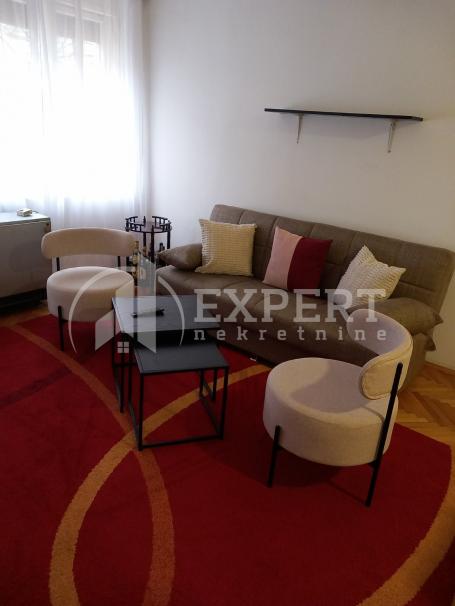 Izdaje se dvosoban stan kod Saborne crkve, 56m2